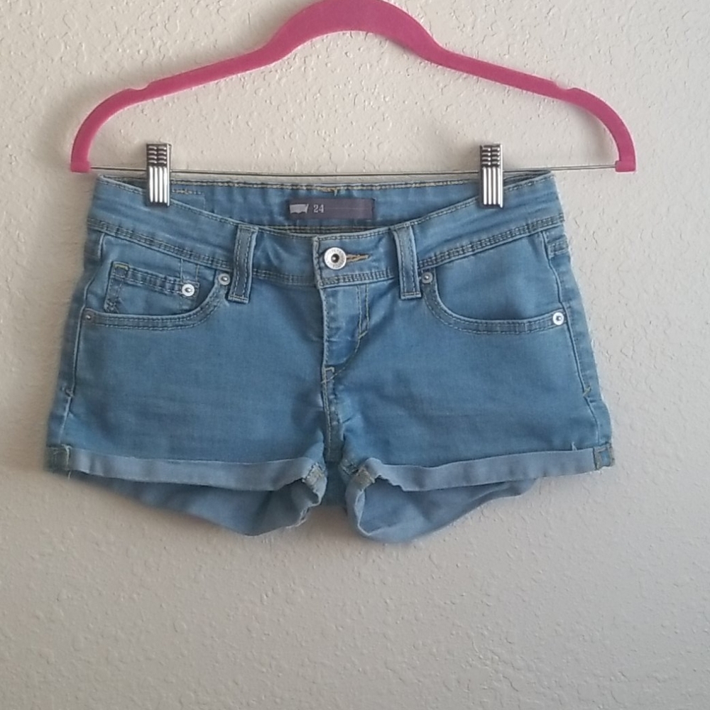 Distressed Levi's shorts 24